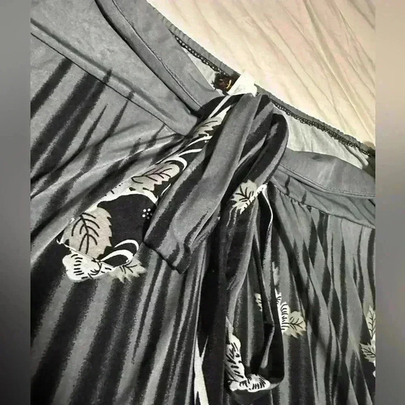 Beautiful Floral Black Grey Classy A-line Midi Skirt with Tie Waist Size Large - Picture 2 of 8
